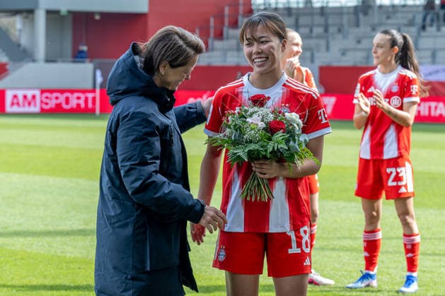 Bianca Rech (Direktorin, FC Bayern Muenchen Frauen) gratuliert Momoko Tanikawa (FC Bayern Muenchen Frauen, 18) vor Beginn der Partie zum Gewinn des Asien-Cups mit der japanischen Nationalmannschaft GER, FC Bayern Muenchen Frauen vs. 1. FC Nuernberg, Fussball, Google Pixel Frauen-Bundesliga, 22. Spieltag, Saison 2025 2026, 28.03.2026. (DFL DFB REGULATIONS PROHIBIT ANY USE OF PHOTOGRAPHS as IMAGE SEQUENCES and or QUASI-VIDEO). GER, FC Bayern Muenchen Frauen vs. 1. FC Nuernberg, Fussball, Google Pixel Frauen-Bundesliga, 22. Spieltag, Saison 2025 2026, 28.03.2026. Muenchen Copyright: xEibner-Pressefoto HeikexFeinerx EP_HFR