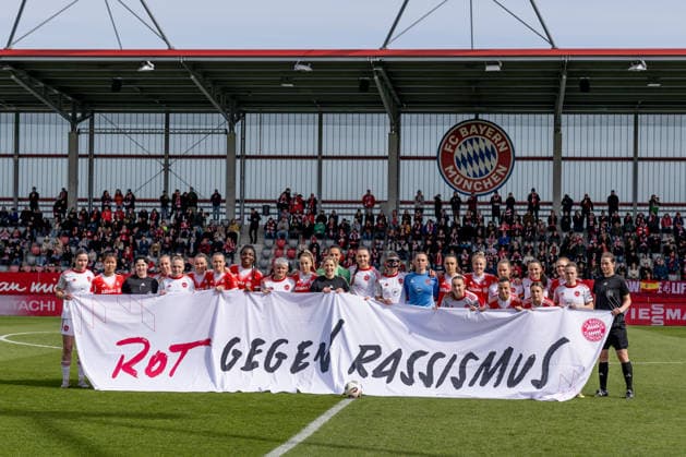Beide Teams praesentieren zusammen mit den Schiedsrichterinnen das Banner zur Aktion Rot gegen Rassismus GER, FC Bayern Muenchen Frauen vs. 1. FC Nuernberg, Fussball, Google Pixel Frauen-Bundesliga, 22. Spieltag, Saison 2025 2026, 28.03.2026. (DFL DFB REGULATIONS PROHIBIT ANY USE OF PHOTOGRAPHS as IMAGE SEQUENCES and or QUASI-VIDEO). GER, FC Bayern Muenchen Frauen vs. 1. FC Nuernberg, Fussball, Google Pixel Frauen-Bundesliga, 22. Spieltag, Saison 2025 2026, 28.03.2026. Muenchen *** Both teams together with the referees present the banner for the campaign Red against Racism GER, FC Bayern Muenchen Frauen vs 1 FC Nuernberg, Football, Google Pixel Womens Bundesliga, 22 Matchday, Season 2025 2026, 28 03 2026 DFL DFB REGULATIONS PROHIBIT ANY USE OF PHOTOGRAPHS as IMAGE SEQUENCES and or QUASI VIDEO GER, FC Bayern Muenchen Frauen vs 1 FC Nuernberg, Football, Google Pixel Frauen Bundesliga, 22 Matchday, Season 2025 2026, 28 03 2026 Muenchen Copyright: xEibner-Pressefoto HeikexFeinerx EP_HFR