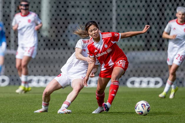 Kampf um den Ball Zweikampf zwischen Lara Meroni (1. FC Nuernberg, 11) und Momoko Tanikawa (FC Bayern Muenchen Frauen, 18) GER, FC Bayern Muenchen Frauen vs. 1. FC Nuernberg, Fussball, Google Pixel Frauen-Bundesliga, 22. Spieltag, Saison 2025 2026, 28.03.2026. (DFL DFB REGULATIONS PROHIBIT ANY USE OF PHOTOGRAPHS as IMAGE SEQUENCES and or QUASI-VIDEO). GER, FC Bayern Muenchen Frauen vs. 1. FC Nuernberg, Fussball, Google Pixel Frauen-Bundesliga, 22. Spieltag, Saison 2025 2026, 28.03.2026. Muenchen Copyright: xEibner-Pressefoto HeikexFeinerx EP_HFR