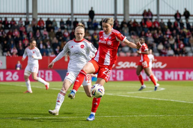 Franziska Mai 18 (1. FC Nuernberg) im Zweikampf mit Barbara Dunst 28 (FC Bayern Muenchen), FC Bayern Frauen Muenchen - 1. FC Nuernberg, Google Pixel Frauenbundesliga, 22. Spieltag, 28.03.26 DFB regulations prohibit any use of photographs as image sequences and or quasi-video. (kolbert-press) Muenchen Bayern Deutschland