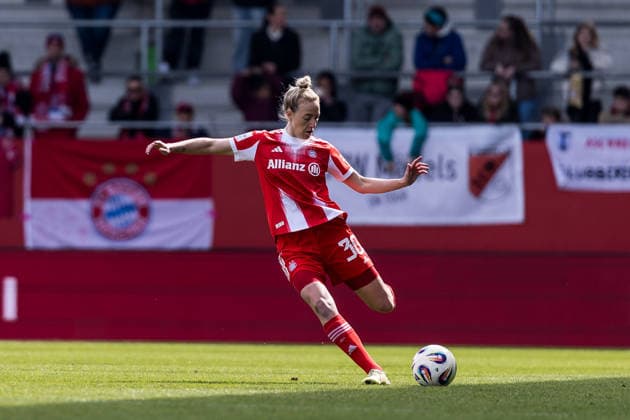 Google Pixel Frauen-Bundesliga, FC Bayern München - 1. FC Nürnberg; 28.03.2026 Carolin Simon (FC Bayern München, 30) am Ball Google Pixel Frauen-Bundesliga, FC Bayern München - 1. FC Nürnberg, München, FC Bayern Campus am 28.03.2026 DFB REGULATIONS PROHIBIT ANY USE OF PHOTOGRAPHS AS IMAGE SEQUENCES AND OR QUASI-VIDEO. Copyright: xBEAUTIFULxSPORTS Wunderlx