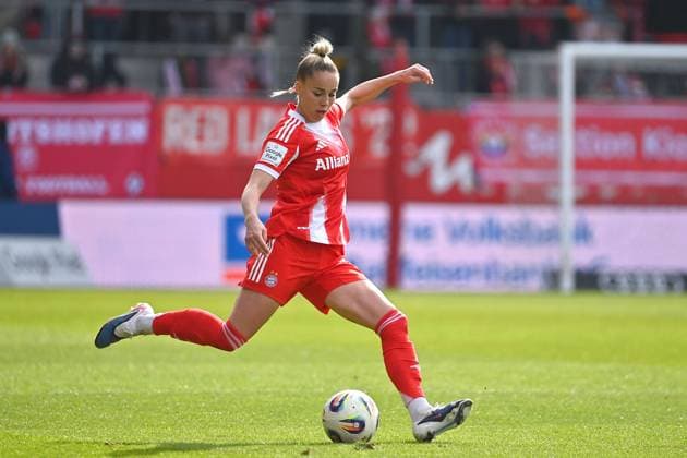 Giulia GWINN (FCB), Aktion,Einzelaktion,Einzelbild, Freisteller,Ganzkoerperaufnahme,ganze Figur Fussball Google Pixel Bundesliga der Frauen Saison 2025 2026, 22.Spieltag, Spieltag22 FC Bayern Muenchen Frauen - 1.FC Nuernberg am 28.03.2026 FC BAYERN CAMPUS
