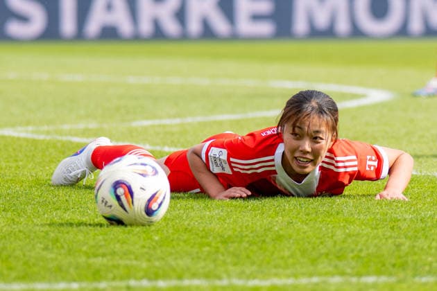 Sport Bilder des Tages Momoko Tanikawa 18 (FC Bayern Muenchen) liegt auf dem Rasen, FC Bayern Frauen Muenchen - 1. FC Nuernberg, Google Pixel Frauenbundesliga, 22. Spieltag, 28.03.26 DFB regulations prohibit any use of photographs as image sequences and or quasi-video. (kolbert-press) Muenchen Bayern Deutschland