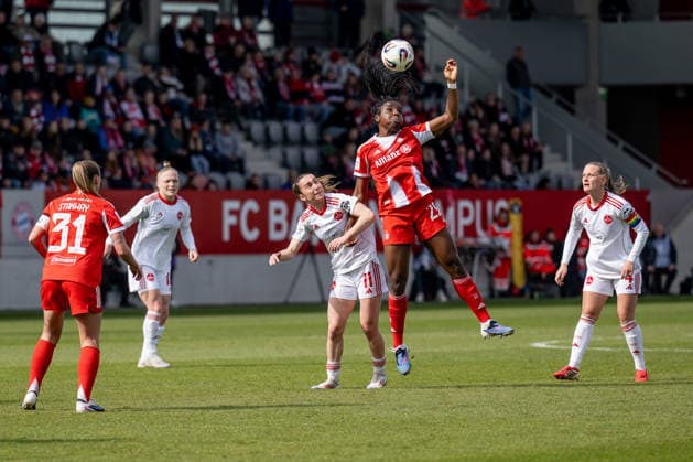 Kampf um den Ball Zweikampf Kopfballduell zwischen Lara Meroni (1. FC Nuernberg, 11) und Edna Imade (FC Bayern Muenchen Frauen, 29) GER, FC Bayern Muenchen Frauen vs. 1. FC Nuernberg, Fussball, Google Pixel Frauen-Bundesliga, 22. Spieltag, Saison 2025 2026, 28.03.2026. (DFL DFB REGULATIONS PROHIBIT ANY USE OF PHOTOGRAPHS as IMAGE SEQUENCES and or QUASI-VIDEO). GER, FC Bayern Muenchen Frauen vs. 1. FC Nuernberg, Fussball, Google Pixel Frauen-Bundesliga, 22. Spieltag, Saison 2025 2026, 28.03.2026. Muenchen Copyright: xEibner-Pressefoto HeikexFeinerx EP_HFR
