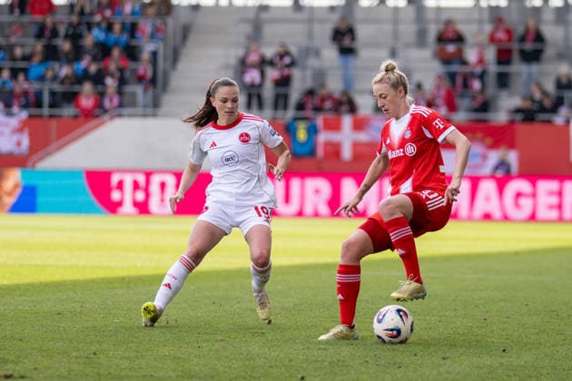 Selma Licina 17 (1. FC Nuernberg) im Zweikampf mit Carolin Simon 30 (FC Bayern Muenchen), FC Bayern Frauen Muenchen - 1. FC Nuernberg, Google Pixel Frauenbundesliga, 22. Spieltag, 28.03.26 DFB regulations prohibit any use of photographs as image sequences and or quasi-video. (kolbert-press) Muenchen Bayern Deutschland