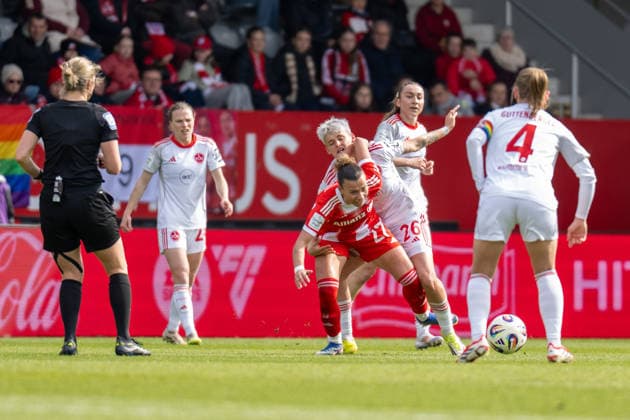 Arianna Caruso 27 (FC Bayern Muenchen) im Zweikampf mit Aneta Polaskova 26 (1. FC Nuernberg), FC Bayern Frauen Muenchen - 1. FC Nuernberg, Google Pixel Frauenbundesliga, 22. Spieltag, 28.03.26 DFB regulations prohibit any use of photographs as image sequences and or quasi-video. (kolbert-press) Muenchen Bayern Deutschland