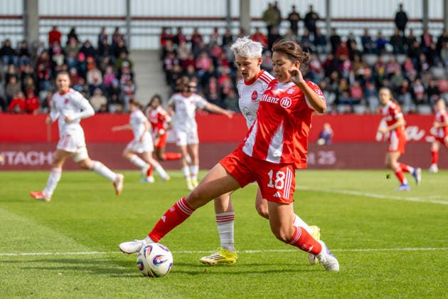 Momoko Tanikawa 18 (FC Bayern Muenchen) im Zweikampf mit Aneta Polaskova 26 (1. FC Nuernberg), FC Bayern Frauen Muenchen - 1. FC Nuernberg, Google Pixel Frauenbundesliga, 22. Spieltag, 28.03.26 DFB regulations prohibit any use of photographs as image sequences and or quasi-video. (kolbert-press) Muenchen Bayern Deutschland