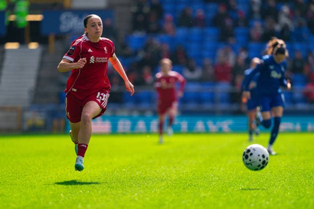 Football - FA Women™s Super League - Everton FC Women v Liverpool FC Women LIVERPOOL, ENGLAND - Sunday, March 27, 2026: Liverpool s Mia Enderby chases thr ball down during the FA Women™s Super League match between Everton FC Women and Liverpool FC Women, the Women s Merseyside Derby at Goodison Park. (Photo by James Giblin Propaganda) LIVERPOOL Goodison Park MERSEYSIDE ENGLAND  Copyright: xPropagandax P2026-03-28-Everton_W_Liverpool_W69