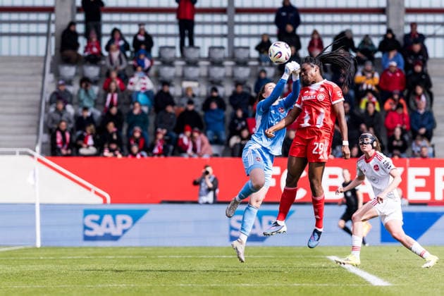 Google Pixel Frauen-Bundesliga, FC Bayern München - 1. FC Nürnberg; 28.03.2026 Kopfball Edna Imade (FC Bayern München, 29), Lourdes Carmen Romero Grzondziel (1. FC Nürnberg, 25) versucht zu blocken Google Pixel Frauen-Bundesliga, FC Bayern München - 1. FC Nürnberg, München, FC Bayern Campus am 28.03.2026 DFB REGULATIONS PROHIBIT ANY USE OF PHOTOGRAPHS AS IMAGE SEQUENCES AND OR QUASI-VIDEO. Copyright: xBEAUTIFULxSPORTS Wunderlx