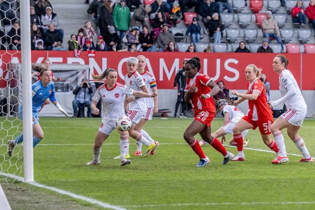 Sport Bilder des Tages Edna Imade (FC Bayern Muenchen Frauen, 29) bei ihrem Tor zum 1:0 gegen Lourdes Romero (Torfrau, 1. FC Nuernberg, 25) und ihre Vorderleute GER, FC Bayern Muenchen Frauen vs. 1. FC Nuernberg, Fussball, Google Pixel Frauen-Bundesliga, 22. Spieltag, Saison 2025 2026, 28.03.2026. (DFL DFB REGULATIONS PROHIBIT ANY USE OF PHOTOGRAPHS as IMAGE SEQUENCES and or QUASI-VIDEO). GER, FC Bayern Muenchen Frauen vs. 1. FC Nuernberg, Fussball, Google Pixel Frauen-Bundesliga, 22. Spieltag, Saison 2025 2026, 28.03.2026. Muenchen Copyright: xEibner-Pressefoto HeikexFeinerx EP_HFR