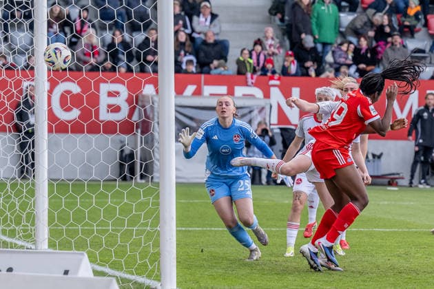 Edna Imade (FC Bayern Muenchen Frauen, 29) bei ihrem Tor zum 1:0 gegen Lourdes Romero (Torfrau, 1. FC Nuernberg, 25) und ihre Vorderleute GER, FC Bayern Muenchen Frauen vs. 1. FC Nuernberg, Fussball, Google Pixel Frauen-Bundesliga, 22. Spieltag, Saison 2025 2026, 28.03.2026. (DFL DFB REGULATIONS PROHIBIT ANY USE OF PHOTOGRAPHS as IMAGE SEQUENCES and or QUASI-VIDEO). GER, FC Bayern Muenchen Frauen vs. 1. FC Nuernberg, Fussball, Google Pixel Frauen-Bundesliga, 22. Spieltag, Saison 2025 2026, 28.03.2026. Muenchen Copyright: xEibner-Pressefoto HeikexFeinerx EP_HFR