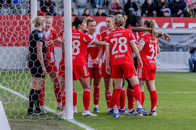 Die Muenchnerinnen bejubeln mit Edna Imade (FC Bayern Muenchen Frauen, 29) deren Tor zum 1:0 GER, FC Bayern Muenchen Frauen vs. 1. FC Nuernberg, Fussball, Google Pixel Frauen-Bundesliga, 22. Spieltag, Saison 2025 2026, 28.03.2026. (DFL DFB REGULATIONS PROHIBIT ANY USE OF PHOTOGRAPHS as IMAGE SEQUENCES and or QUASI-VIDEO). GER, FC Bayern Muenchen Frauen vs. 1. FC Nuernberg, Fussball, Google Pixel Frauen-Bundesliga, 22. Spieltag, Saison 2025 2026, 28.03.2026. Muenchen Copyright: xEibner-Pressefoto HeikexFeinerx EP_HFR