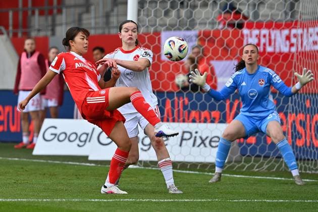 Momoko TANIKAWA (FCB), Aktion,Zweikampf gegen Marlene LINDNER (N). Fussball Google Pixel Bundesliga der Frauen Saison 2025 2026, 22.Spieltag, Spieltag22 FC Bayern Muenchen Frauen - 1.FC Nuernberg am 28.03.2026 FC BAYERN CAMPUS