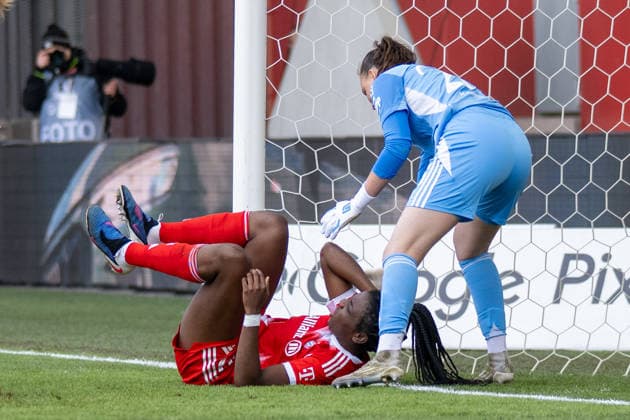 Edna Imade 29 (FC Bayern Muenchen) schiesst das 1:0. Liegt im Tor, haelt sich den Kopf, Lourdes Romero 25 (1. FC Nuernberg) steht daneben, FC Bayern Frauen Muenchen - 1. FC Nuernberg, Google Pixel Frauenbundesliga, 22. Spieltag, 28.03.26 DFB regulations prohibit any use of photographs as image sequences and or quasi-video. (kolbert-press) Muenchen Bayern Deutschland