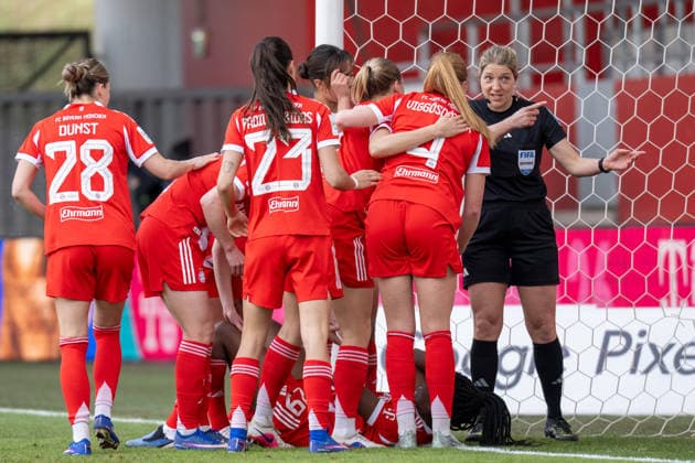 Torjubel zum 1:0, Edna Imade 29 (FC Bayern Muenchen) liegt noch im Tor, die Kolleginen laufen zu Ihr. Die Schiedsrichterin gestikuliert, FC Bayern Frauen Muenchen - 1. FC Nuernberg, Google Pixel Frauenbundesliga, 22. Spieltag, 28.03.26 DFB regulations prohibit any use of photographs as image sequences and or quasi-video. (kolbert-press) Muenchen Bayern Deutschland