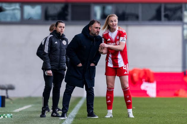 Google Pixel Frauen-Bundesliga, FC Bayern München - 1. FC Nürnberg; 28.03.2026 Jose Barcala (FC Bayern München, Trainer) spricht mit Glodis Perla Viggosdottir (FC Bayern München, 4) Google Pixel Frauen-Bundesliga, FC Bayern München - 1. FC Nürnberg, München, FC Bayern Campus am 28.03.2026 DFB REGULATIONS PROHIBIT ANY USE OF PHOTOGRAPHS AS IMAGE SEQUENCES AND OR QUASI-VIDEO. Copyright: xBEAUTIFULxSPORTS Wunderlx