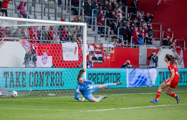 Natalia Padilla Bidas (FC Bayern Muenchen Frauen, 23) bei ihrem Tor zum 2:0 gegen Lourdes Romero (Torfrau, 1. FC Nuernberg, 25) GER, FC Bayern Muenchen Frauen vs. 1. FC Nuernberg, Fussball, Google Pixel Frauen-Bundesliga, 22. Spieltag, Saison 2025 2026, 28.03.2026. (DFL DFB REGULATIONS PROHIBIT ANY USE OF PHOTOGRAPHS as IMAGE SEQUENCES and or QUASI-VIDEO). GER, FC Bayern Muenchen Frauen vs. 1. FC Nuernberg, Fussball, Google Pixel Frauen-Bundesliga, 22. Spieltag, Saison 2025 2026, 28.03.2026. Muenchen Copyright: xEibner-Pressefoto HeikexFeinerx EP_HFR