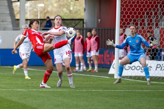 Momoko Tanikawa 18 (FC Bayern Muenchen) im Zweikampf mit Marlene Lindner 14 (1. FC Nuernberg), Lourdes Romero 25 (1. FC Nuernberg), FC Bayern Frauen Muenchen - 1. FC Nuernberg, Google Pixel Frauenbundesliga, 22. Spieltag, 28.03.26 DFB regulations prohibit any use of photographs as image sequences and or quasi-video. (kolbert-press) Muenchen Bayern Deutschland