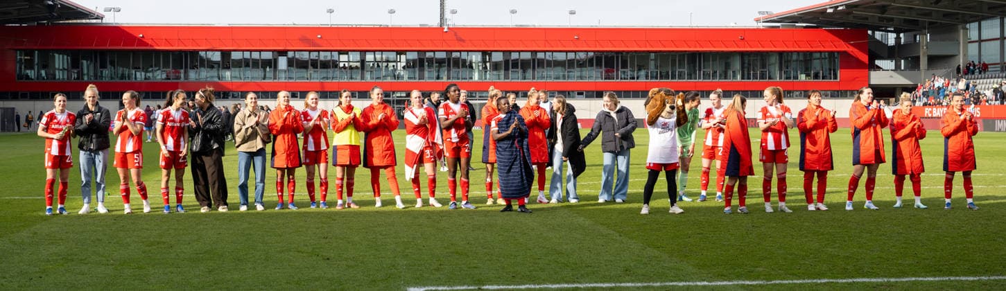Das Team FC Bayern Frauen bei den Fans nach dem Spielende, mit dem Sieg 2:0, FC Bayern Frauen Muenchen - 1. FC Nuernberg, Google Pixel Frauenbundesliga, 22. Spieltag, 28.03.26 DFB regulations prohibit any use of photographs as image sequences and or quasi-video. (kolbert-press) Muenchen Bayern Deutschland