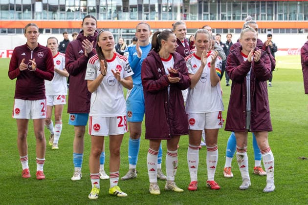 Das Team 1. FC Nuernberg bei den Fans, nach dem verlorenen Spiel., FC Bayern Frauen Muenchen - 1. FC Nuernberg, Google Pixel Frauenbundesliga, 22. Spieltag, 28.03.26 DFB regulations prohibit any use of photographs as image sequences and or quasi-video. (kolbert-press) Muenchen Bayern Deutschland
