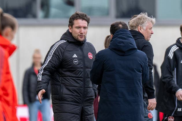 Trainer Thomas Oostendorp (1. FC Nuernberg) verabschiedet sich von Cheftrainer Jose Barcala (FC Bayern Muenchen), FC Bayern Frauen Muenchen - 1. FC Nuernberg, Google Pixel Frauenbundesliga, 22. Spieltag, 28.03.26 DFB regulations prohibit any use of photographs as image sequences and or quasi-video. (kolbert-press) Muenchen Bayern Deutschland