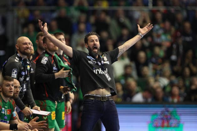 28.03.2026, xtgx, Handball, Daikin HBL, SC Magdeburg - Füchse Berlin v.l. Bennet Wiegert (Magdeburg, Trainer) gibt Anweisungen, gestikuliert mit den Armen, gesticulate, gives instructions Reklamiert, beschwert sich, schimpft Magdeburg