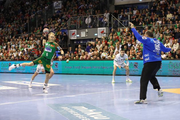 28.03.2026, xtgx, Handball, Daikin HBL, SC Magdeburg - Füchse Berlin v.l. Matthias Musche (Magdeburg, 6) wirft Tor, Torschuetze, erzielt Tor, Treffer, scores the goal Siebenmeter Magdeburg