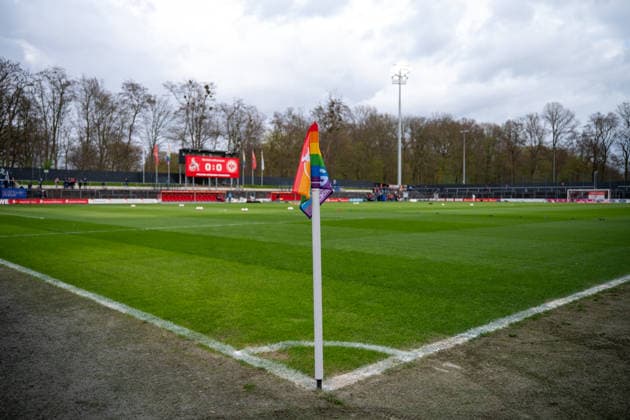 Deutschland: Fussball Google Pixel Frauen-Bundesliga 2025 2026 - 1.FC Köln vs Eintracht Frankfurt-22. Spieltag - Franz-Kremer-Stadion (Köln): Die Eckfahne am Rand des Spielfelds, Sportstätte Copyright: xOrhanxHabashx