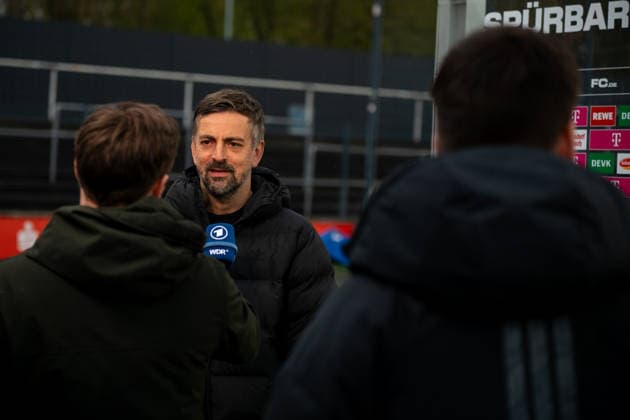 Deutschland: Fussball Google Pixel Frauen-Bundesliga 2025 2026 - 1.FC Köln vs Eintracht Frankfurt-22. Spieltag - Franz-Kremer-Stadion (Köln): im TV Interview vor der Partie Niko Arnautis (Cheftrainer, Eintracht Frankfurt) Copyright: xOrhanxHabashx