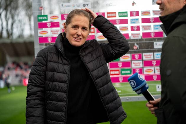 Deutschland: Fussball Google Pixel Frauen-Bundesliga 2025 2026 - 1.FC Köln vs Eintracht Frankfurt-22. Spieltag - Franz-Kremer-Stadion (Köln): im TV Interview vor der Partie Britta Carlson (Cheftrainerin, 1.FC Köln) Copyright: xOrhanxHabashx