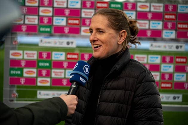 Deutschland: Fussball Google Pixel Frauen-Bundesliga 2025 2026 - 1.FC Köln vs Eintracht Frankfurt-22. Spieltag - Franz-Kremer-Stadion (Köln): im TV Interview vor der Partie Britta Carlson (Cheftrainerin, 1.FC Köln) Copyright: xOrhanxHabashx