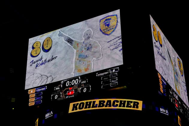 Jannik Kohlbacher (RNL, 80) auf der Anzeigetafel, Videowürfel, am Familienspieltag wurden alle Spielerporträts von Kindern gezeichnet, 28.03.2026, Mannheim (Deutschland), Handball, Bundesliga, Rhein-Neckar Löwen - HSG Wetzlar