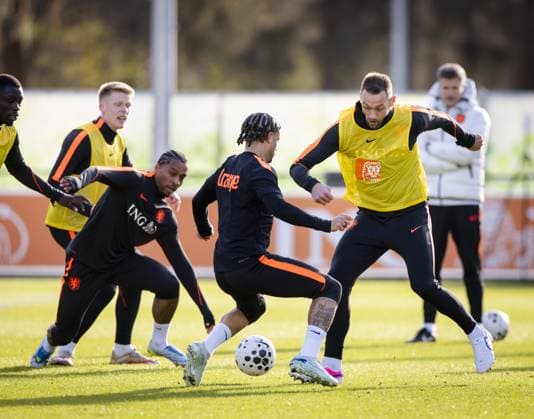 Sport Bilder des Tages ZEIST - Brian Brobbey, Jerdy Schouten, JurriÃ«n Timber, Xavi Simons and Stefan de Vrij during a training session of the Dutch national team, Nationalteam in the run-up to a friendly match against Ecuador. SEM VAN DER WAL ANP xVIxANPxSportx xxANPxIVx 554589477 originalFilename: 554589477.jpg