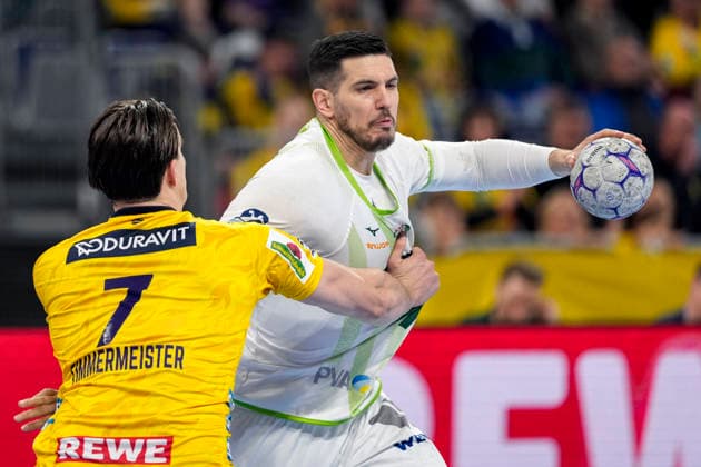 v.li.: Robert Timmermeister (RNL, 7), Stefan Cavor (HSG, 77), Zweikampf, Spielszene, Duell, duel, tackle, tackling, Dynamik, Action, Aktion, 28.03.2026, Mannheim (Deutschland), Handball, Bundesliga, Rhein-Neckar Löwen - HSG Wetzlar