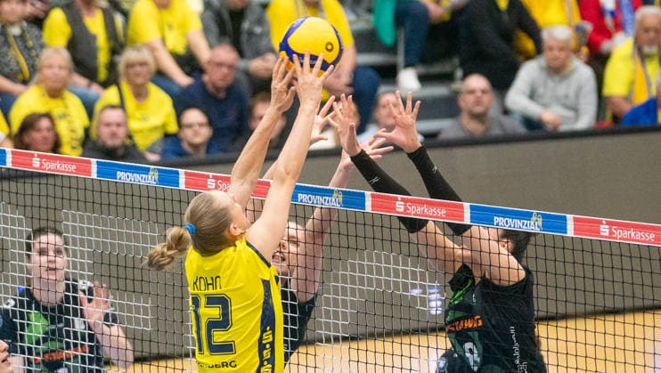 28.3.2026, Volleyball, Frauen, VBL, 1. VBL, 1. Volleyball-Bundesliga, Playoff, Viertelfinale, 3. Spiel, SSC Palmberg Schwerin - Ladies in Black Aachen Hannah Kohn (SSC Palmberg Schwerin, li.) gegen Zoi Mavrommatis Ladies in Black Aachen, re.) Schwerin Palmberg Arena Mecklenburg-Vorpommern Deutschland
