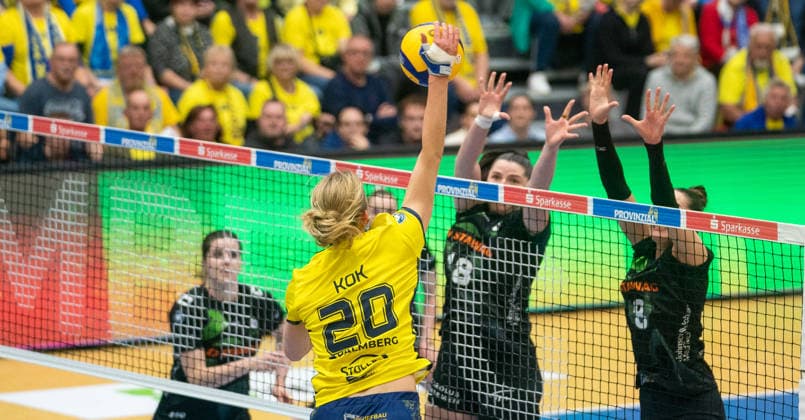 28.3.2026, Volleyball, Frauen, VBL, 1. VBL, 1. Volleyball-Bundesliga, Playoff, Viertelfinale, 3. Spiel, SSC Palmberg Schwerin - Ladies in Black Aachen Jet Kok (SSC Palmberg Schwerin, li.) gegen Zoi Mavrommatis Ladies in Black Aache, re.) und Lea Ambrosius (Ladies in Black Aachen, 2.v. re.) Schwerin Palmberg Arena Mecklenburg-Vorpommern Deutschland