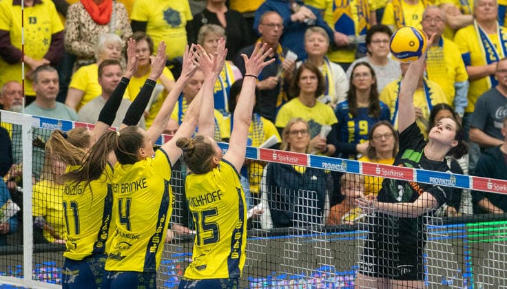 28.3.2026, Volleyball, Frauen, VBL, 1. VBL, 1. Volleyball-Bundesliga, Playoff, Viertelfinale, 3. Spiel, SSC Palmberg Schwerin - Ladies in Black Aachen Anne Hölzig (SSC Palmberg Schwerin, li.), Marije ten Brinke (SSC Palmberg Schwerin, Mitte) und Mia Kirchhoff (SSC Palmberg Schwerin, 2.v.re.) gegen Celine Jebens (Ladies in Black Aachen, re.) Schwerin Palmberg Arena Mecklenburg-Vorpommern Deutschland