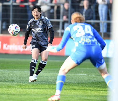28.03.2026, xophax, Fussball , Frauen Bundesliga Google Pixel Frauen - Bundesliga 25 26. 1.FC Köln gegen Eintracht Frankfurt Regina Chiba , links ( Frankfurt ) und Irina Fuchs ( 1.FC Köln ) (DFL DFB REGULATIONS PROHIBIT ANY USE OF PHOTOGRAPHS as IMAGE SEQUENCES and or QUASI-VIDEO) Koeln