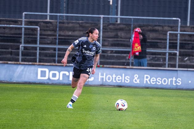 Deutschland: Fussball Google Pixel Frauen-Bundesliga 2025 2026 - 1.FC Köln vs Eintracht Frankfurt-22. Spieltag - Franz-Kremer-Stadion (Köln): am Ball Geraldine Reuteler (Eintracht Frankfurt, 14) Copyright: xOrhanxHabashx
