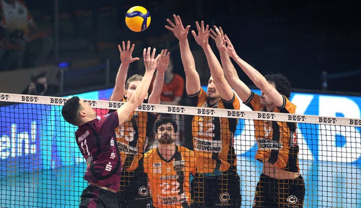 Theo Timmermann im Angriff, Fedor Ivanov, Florian Krage Brewitz, Nolan Flexen im Block Zweikampf Spielszene Aktion Volleyball Bundesliga Playoff Viertelfinale Herren Saison 2025 2026 28.03.2026 BR Volleys Berlin BRV vs Netzhoppers KW Königswusterhausen