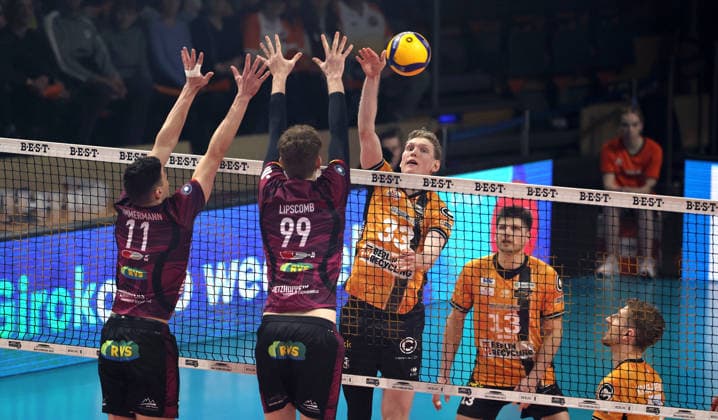 Theo Timmermann, Caleb Limpscomb, Fedor Ivanov im Angriff, Ruben Schott Zweikampf Spielszene Aktion Volleyball Bundesliga Playoff Viertelfinale Herren Saison 2025 2026 28.03.2026 BR Volleys Berlin BRV vs Netzhoppers KW Königswusterhausen