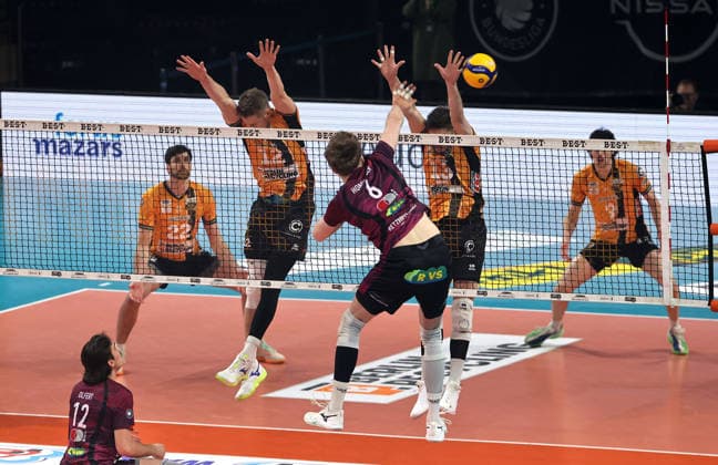 Lovis Homberger im Angriff, Florian Krage Brewitz, Ruben Schott Zweikampf Spielszene Aktion Volleyball Bundesliga Playoff Viertelfinale Herren Saison 2025 2026 28.03.2026 BR Volleys Berlin BRV vs Netzhoppers KW Königswusterhausen