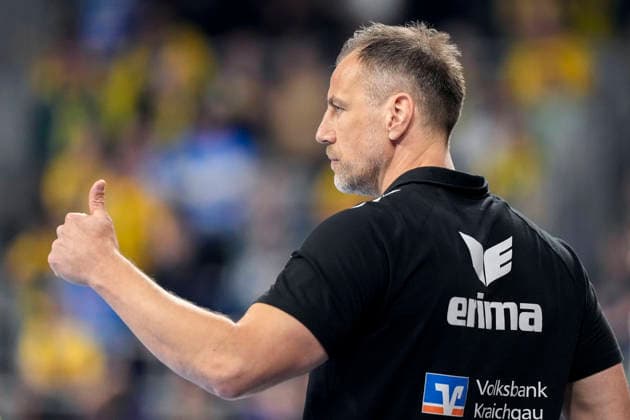 Maik Machulla (Trainer, Cheftrainer, RNL), mit Daumen nach oben, Geste, Gestik, zuversichtlich, positiv, optimistisch, Freude, freuen, freut sich, Einzelbild, Einzelfoto, Aktion, Action, 28.03.2026, Mannheim (Deutschland), Handball, Bundesliga, Rhein-Neckar Löwen - HSG Wetzlar