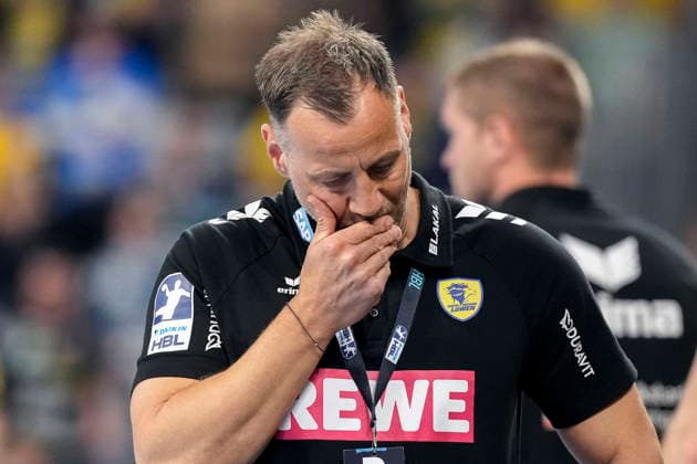 Maik Machulla (Trainer, Cheftrainer, RNL), Einzelbild, Einzelfoto, Aktion, Action, enttäuscht schauend, Enttäuschung, Frustration, disappointed, pessimistisch, nachdenklich, besorgt, pessimistisch, 28.03.2026, Mannheim (Deutschland), Handball, Bundesliga, Rhein-Neckar Löwen - HSG Wetzlar