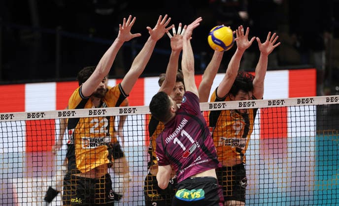Theo Timmermann im Angriff, Jake Hanes, Matthew Knigge, Nolan Flexen Zweikampf Spielszene Aktion Volleyball Bundesliga Playoff Viertelfinale Herren Saison 2025 2026 28.03.2026 BR Volleys Berlin BRV vs Netzhoppers KW Königswusterhausen