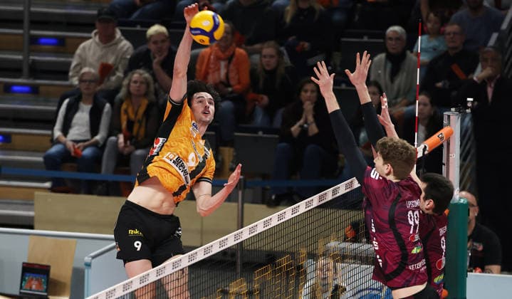 Nolan Flexen im Angriff, Caleb Limpscomb im Block Zweikampf Spielszene Aktion Volleyball Bundesliga Playoff Viertelfinale Herren Saison 2025 2026 28.03.2026 BR Volleys Berlin BRV vs Netzhoppers KW Königswusterhausen