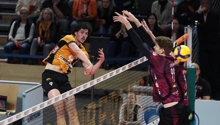 Nolan Flexen im Angriff, Caleb Limpscomb im Block Zweikampf Spielszene Aktion Volleyball Bundesliga Playoff Viertelfinale Herren Saison 2025 2026 28.03.2026 BR Volleys Berlin BRV vs Netzhoppers KW Königswusterhausen