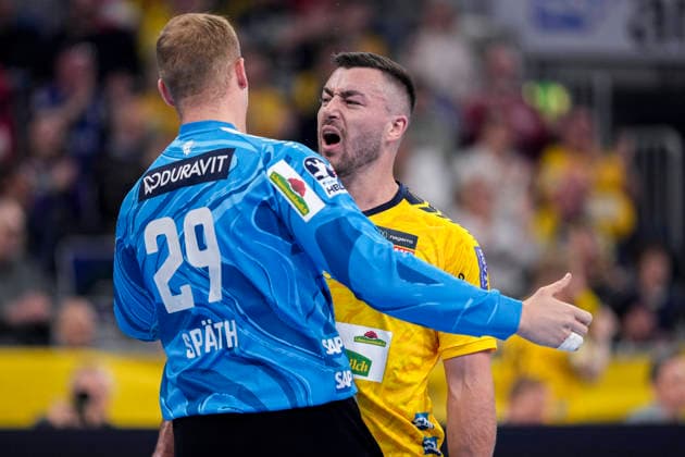 v.li.: David Späth (Torwart, RNL, 29), Torschütze Jannik Kohlbacher (RNL, 80), Spieler der Rhein-Neckar-Löwen, jubeln über ein Tor, Jubel, Torjubel, Torerfolg, celebrate the goal, goal, celebration, jubelt ueber das Tor, Freuen, Freude, freut sich, optimistisch, positiv, Spielszene, Highlight, Action, Aktion, 28.03.2026, Mannheim (Deutschland), Handball, Bundesliga, Rhein-Neckar Löwen - HSG Wetzlar
