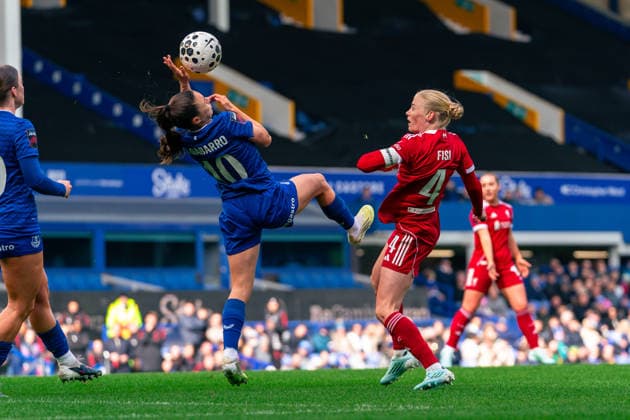 Football - FA Women™s Super League - Everton FC Women v Liverpool FC Women LIVERPOOL, ENGLAND - Sunday, March 27, 2026: Liverpool s Grace Fisk kicks the ball and it strikes the hand of Everton s Inma Gabarro inside the box during the FA Women™s Super League match between Everton FC Women and Liverpool FC Women, the Women s Merseyside Derby at Goodison Park. (Photo by James Giblin Propaganda) LIVERPOOL Goodison Park MERSEYSIDE ENGLAND  Copyright: xPropagandax P2026-03-28-Everton_W_Liverpool_W98