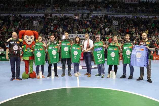 28.03.2026, xtgx, Handball, Daikin HBL, SC Magdeburg - Füchse Berlin v.l. Ministerpräsident Sven Schulze (CD) überreicht in der Halbzeit Trikots Magdeburg